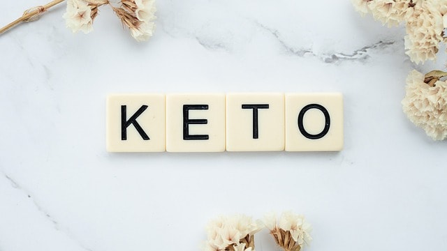 Кето дієта - деревянні літери KETO на мармуровому фоні