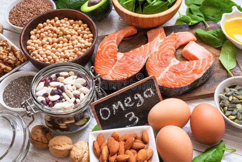 Продукти, багаті на Омега-3 та корисні жири, для збалансованого раціону: лосось, горіхи, насіння та бобові.